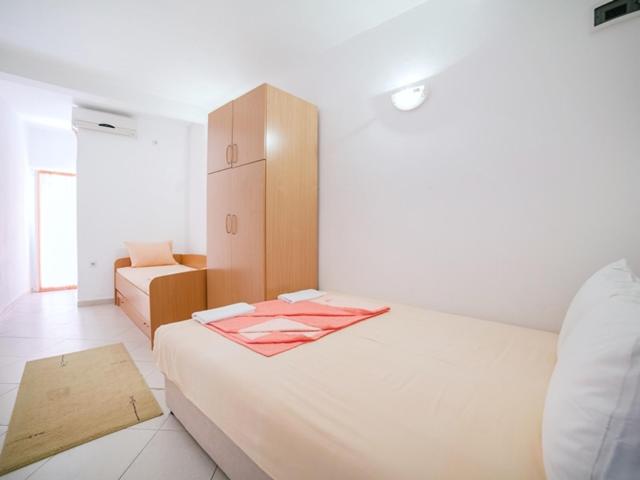 Guest House Ana - Comfort Two-Bedroom Apartment with Terrace - 4
