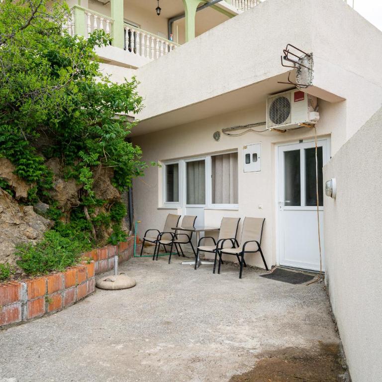 Guest House Ana - Comfort Two-Bedroom Apartment with Terrace - 10