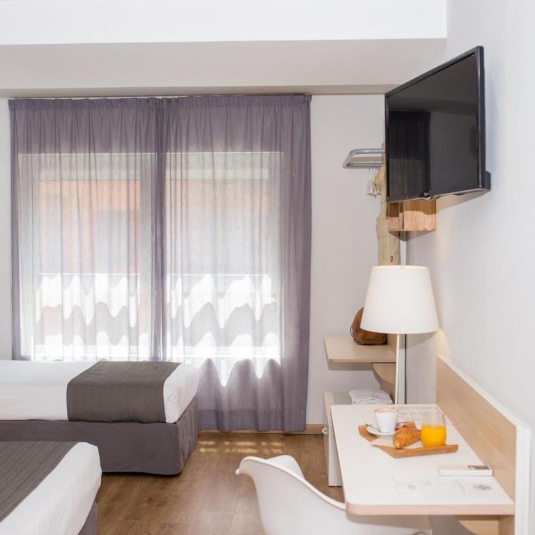 Rooms Ciencias - Triple Room with Balcony - 15