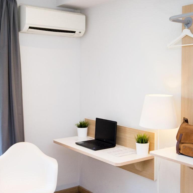 Rooms Ciencias - Triple Room with Balcony - 14