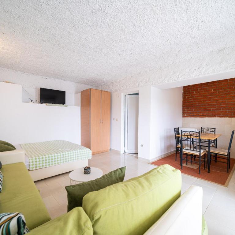 Guest House Ana - Family Studio with Terrace - 8