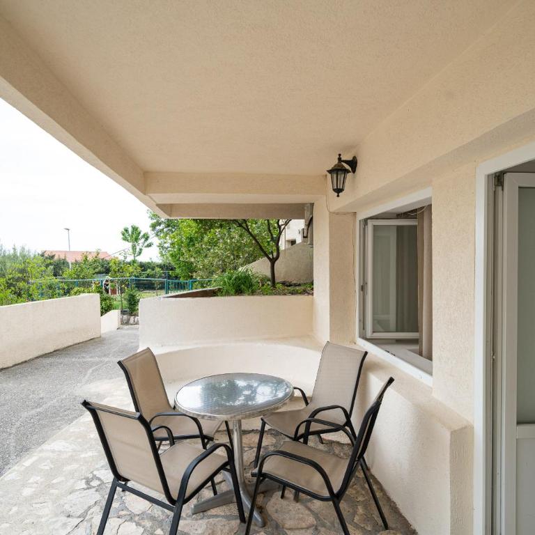 Guest House Ana - Family Studio with Terrace - 10