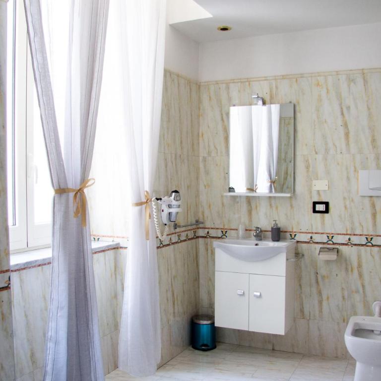 Pisacane Family - Camera Matrimoniale con Bagno Privato - 5
