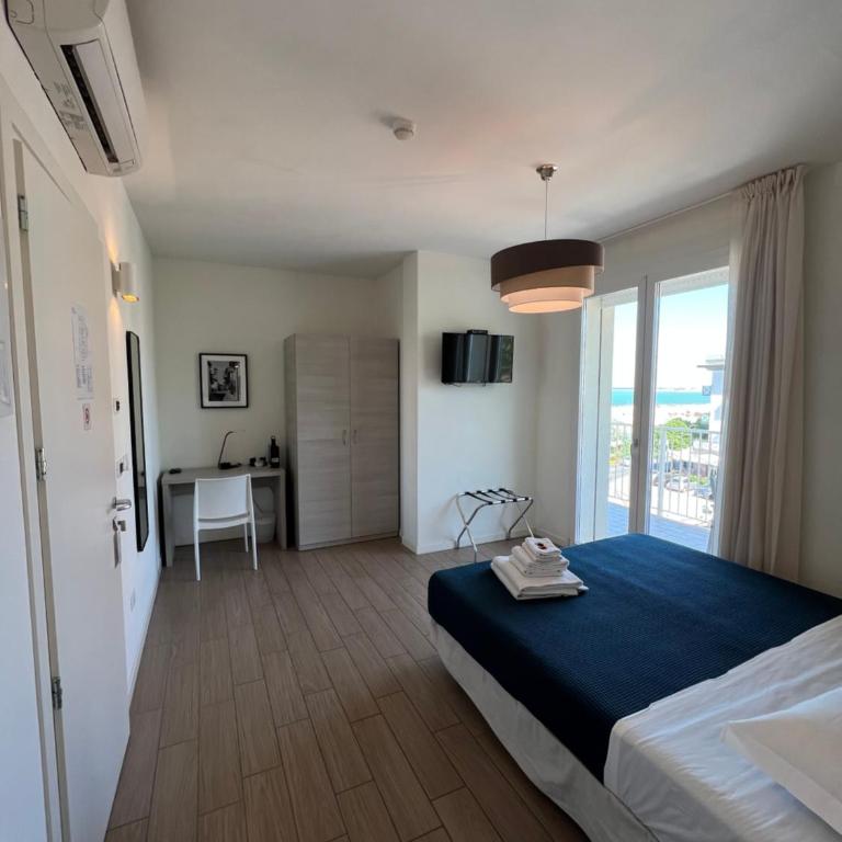 Hotel Riva e Mare - Camera Matrimoniale con Balcone e Vista Mare - 11