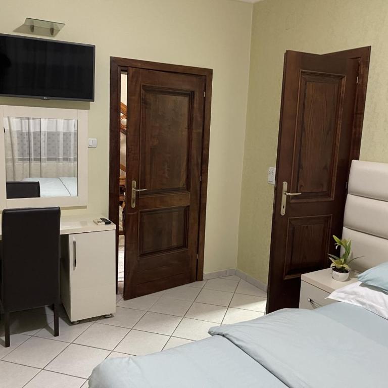 Apartments Kalaja - Dvokrevetna Soba sa Bračnim Krevetom i Balkonom - 3