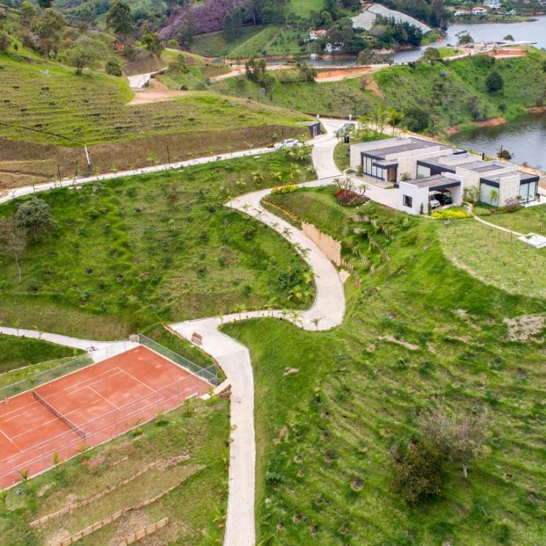 Villa al lado de la represa de Guatapé con jacuzzi y cancha de tennis privada - Casa de 4 dormitorios - 53