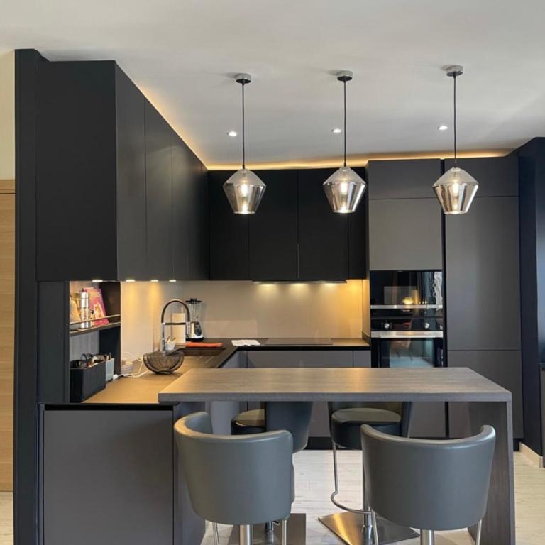 Deux pièces spacieux Place de Gaulle centre-ville d'Antibes avec extérieur - Appartement - 3