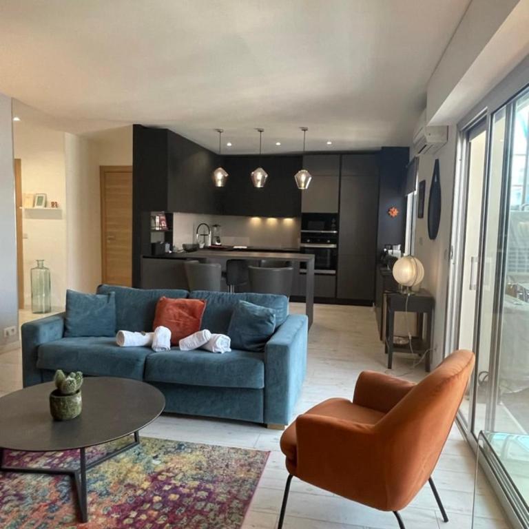 Deux pièces spacieux Place de Gaulle centre-ville d'Antibes avec extérieur - Appartement - 2