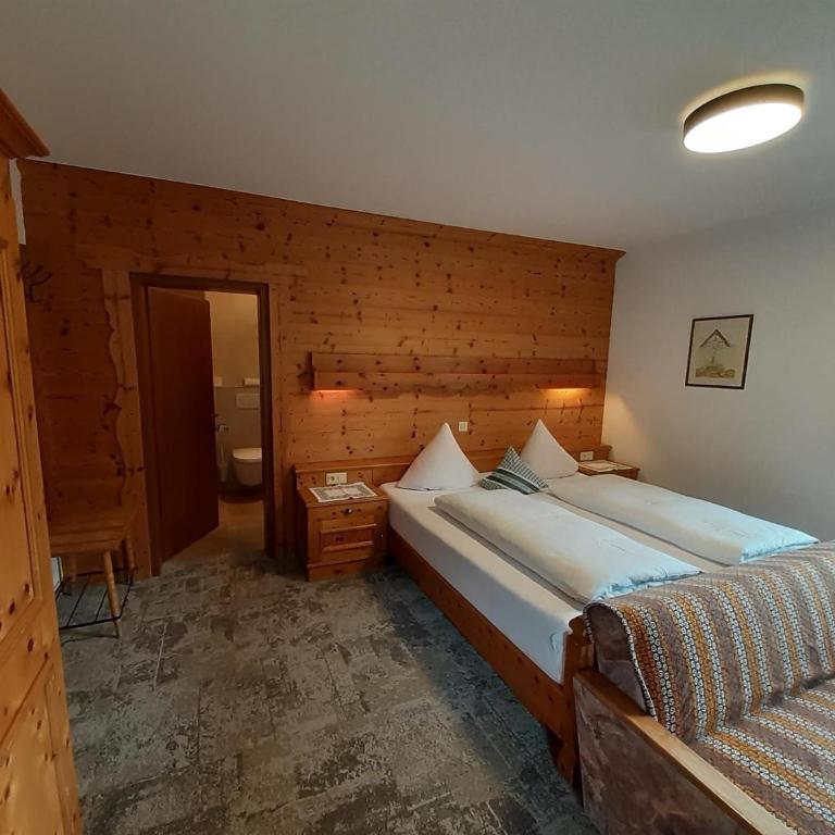 Pension Waidmannsruh - Standard Dreibettzimmer mit Dusche - 4