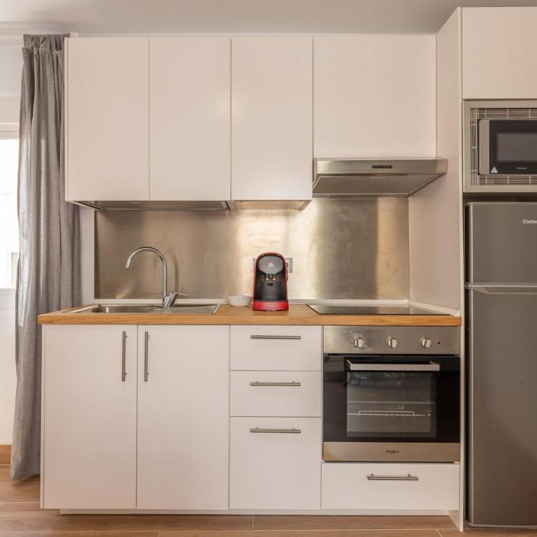 FUN BUILDING APARTMENTS by HOMEABOUT - Superior 1BR 1BT & Private Balcony - 10