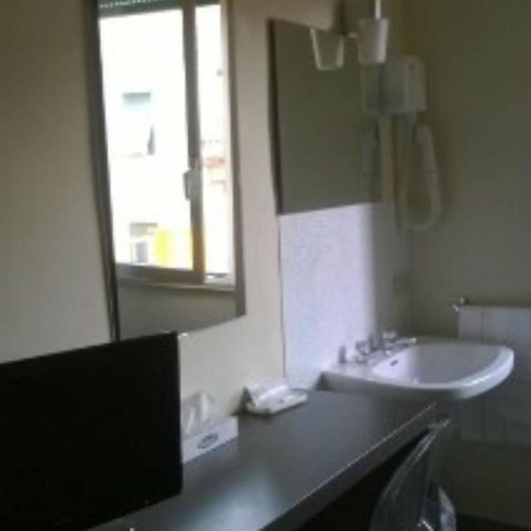 Hotel Moderno - Camera Matrimoniale/Doppia con Letti Singoli con Bagno in Comune - 13