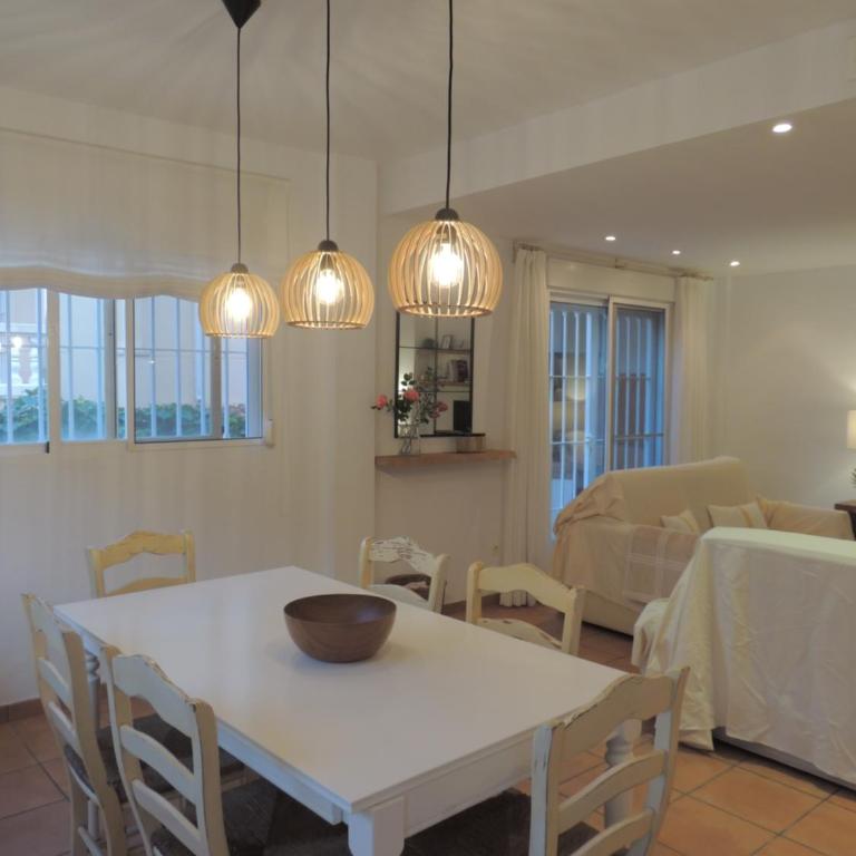ACOGEDOR ADOSADO entre mar y montaña - Four-Bedroom House - 12