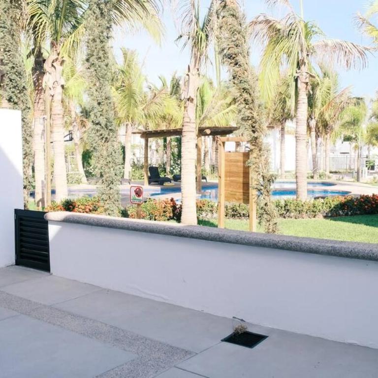 Casa con amplia terraza y vista a la alberca! - Three-Bedroom Apartment - 9