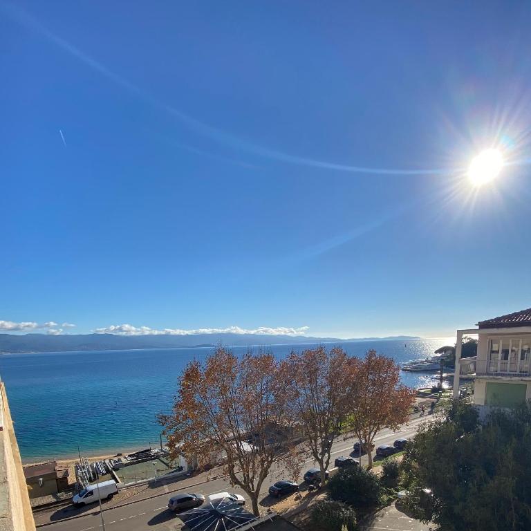 Ajaccio magnifique T2 40m2 centre ville vue mer au bord de la plage neuf 5 personnes Clim wifi balcon parking privé fermé - Apartment mit 1 Schlafzimmer - 3