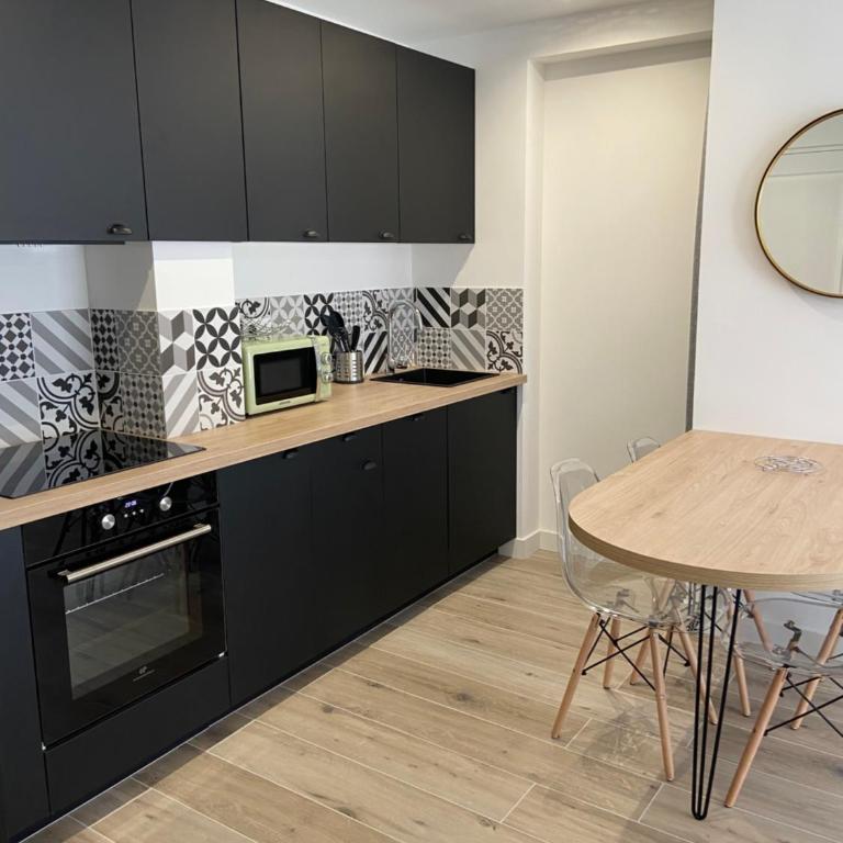 Ajaccio magnifique T2 37m2 centre ville vue mer au bord de la plage Neuf 4 couchages balcon parking privé fermé Clim wifi - Apartment mit 1 Schlafzimmer - 8