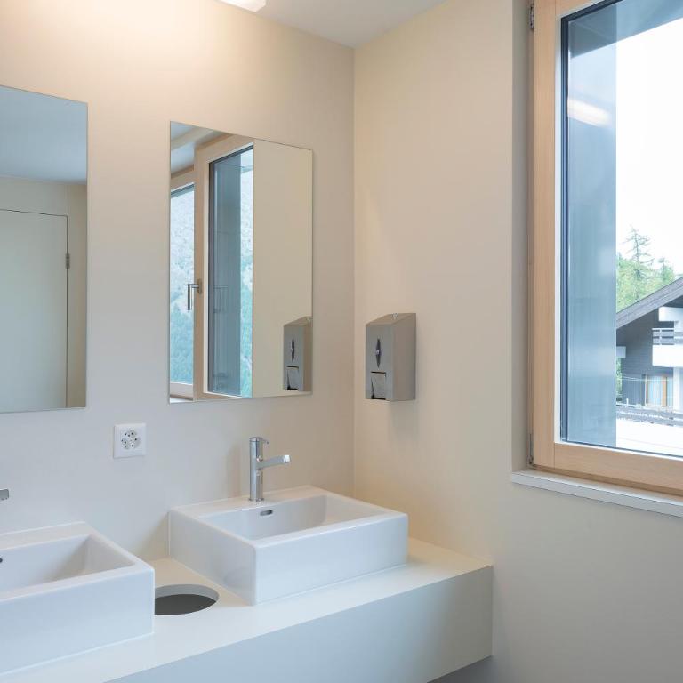 Saas-Fee wellnesshostel4000 - Sechsbettzimmer mit Gemeinschaftsbad - Zugang zum Pool inbegriffen - 5