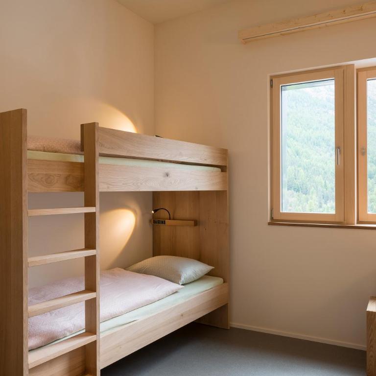 Saas-Fee wellnesshostel4000 - Vierbettzimmer mit Dusche - Zugang zum Pool inbegriffen - 5