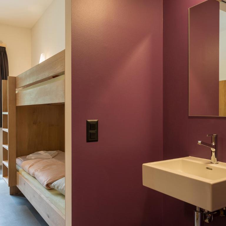 Saas-Fee wellnesshostel4000 - Vierbettzimmer mit Dusche - Zugang zum Pool inbegriffen - 3