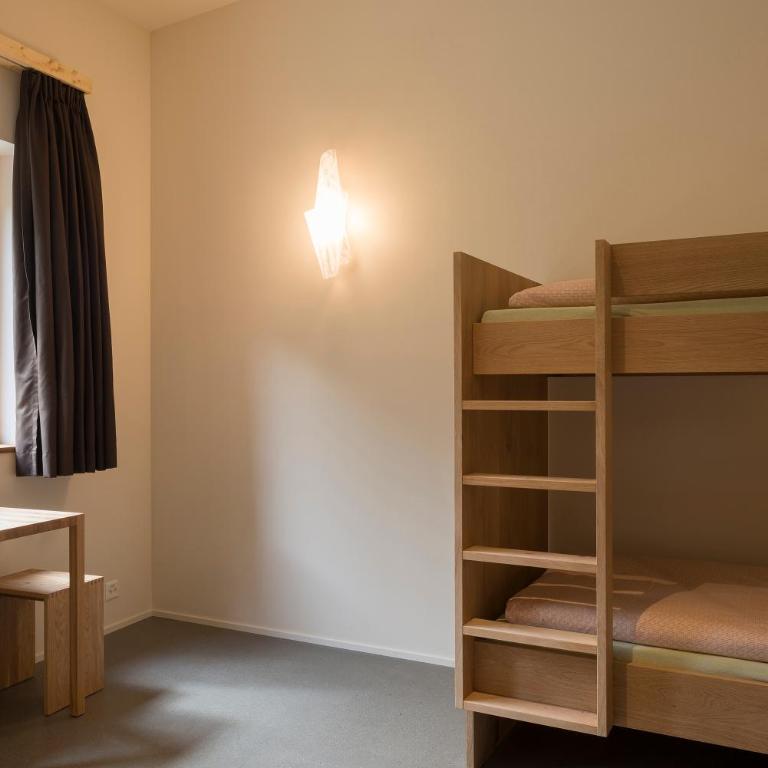 Saas-Fee wellnesshostel4000 - Sechsbettzimmer mit Gemeinschaftsbad - Zugang zum Pool inbegriffen - 3