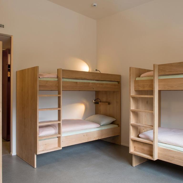 Saas-Fee wellnesshostel4000 - Sechsbettzimmer mit Gemeinschaftsbad - Zugang zum Pool inbegriffen - 2