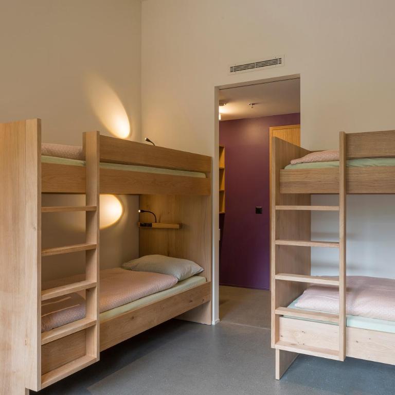 Saas-Fee wellnesshostel4000 - Vierbettzimmer mit Dusche - Zugang zum Pool inbegriffen - 1