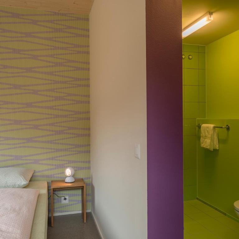 Saas-Fee wellnesshostel4000 - Doppelzimmer mit Dusche - Zugang zum Pool inbegriffen - 2