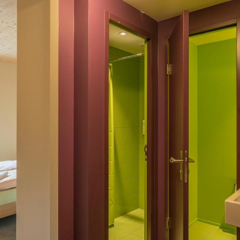 Saas-Fee wellnesshostel4000 - Doppelzimmer mit Dusche - Zugang zum Pool inbegriffen - 3