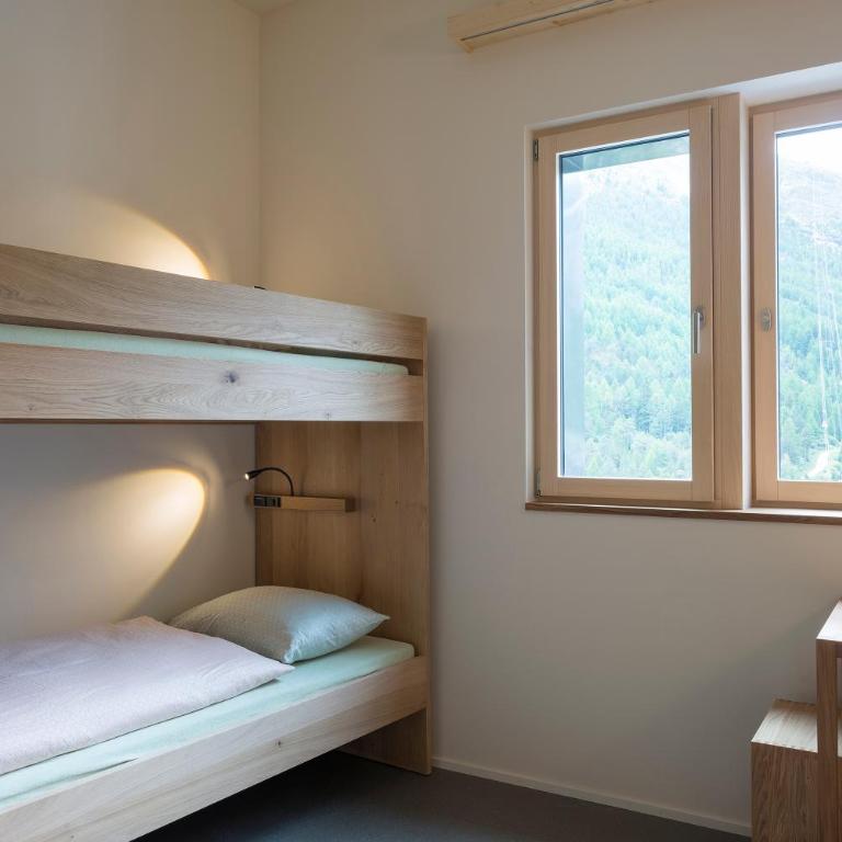 Saas-Fee wellnesshostel4000 - Vierbettzimmer mit Dusche - Zugang zum Pool inbegriffen - 4