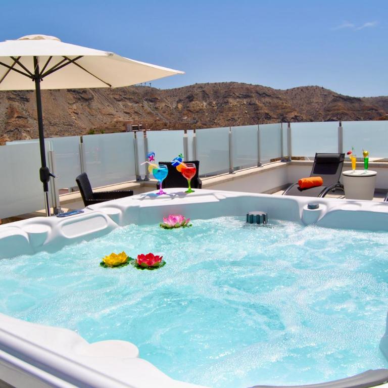 Big Villa Tauro with Private Heated Saltwater Pool & Jacuzzi & BBQ & Game Room & Arcade Games - Villa - 3