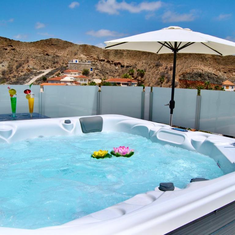 Big Villa Tauro with Private Heated Saltwater Pool & Jacuzzi & BBQ & Game Room & Arcade Games - Villa - 10