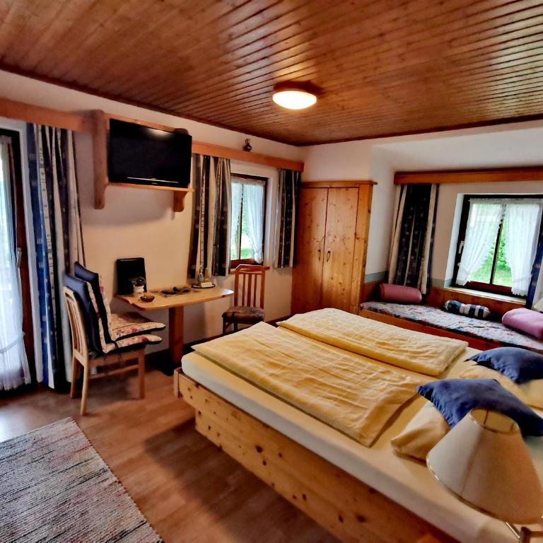 Landhaus Neubauer - Zimmer - Doppelzimmer mit Balkon und Küchenzeile - 2 - 5