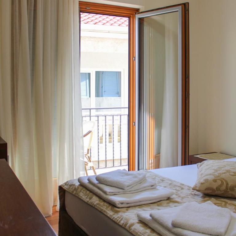Apartments MUN Petrovac - Deluks Dvokrevetna soba sa Bračnim Krevetom, Balkonom i Pogledom na More - 3