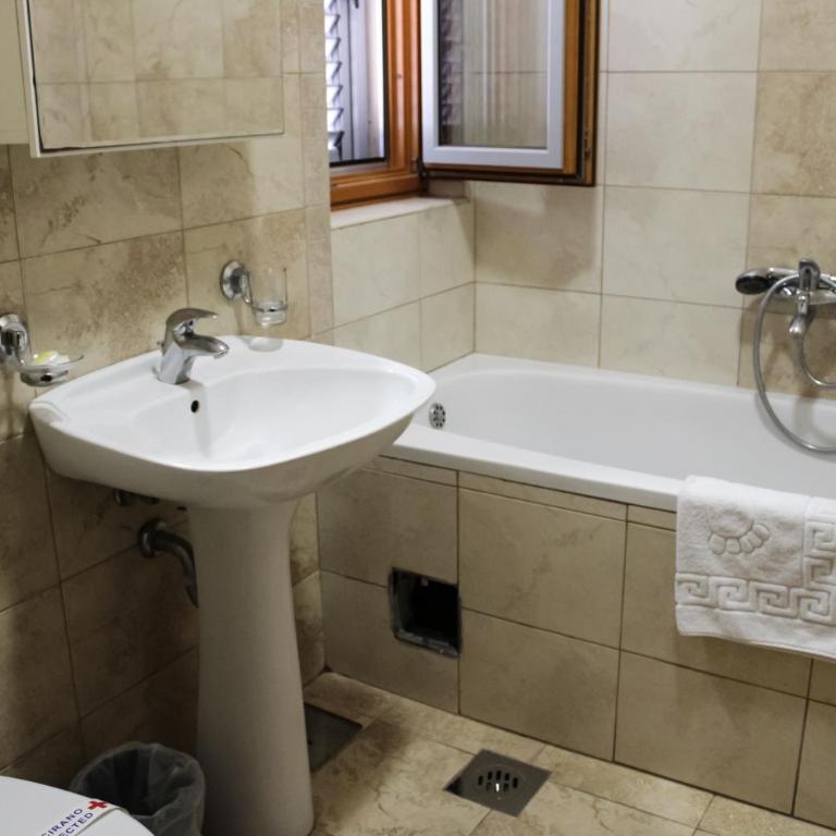 Apartments MUN Petrovac - Deluks Soba s Bračnim Krevetom i Pomoćnim Ležajem - 5
