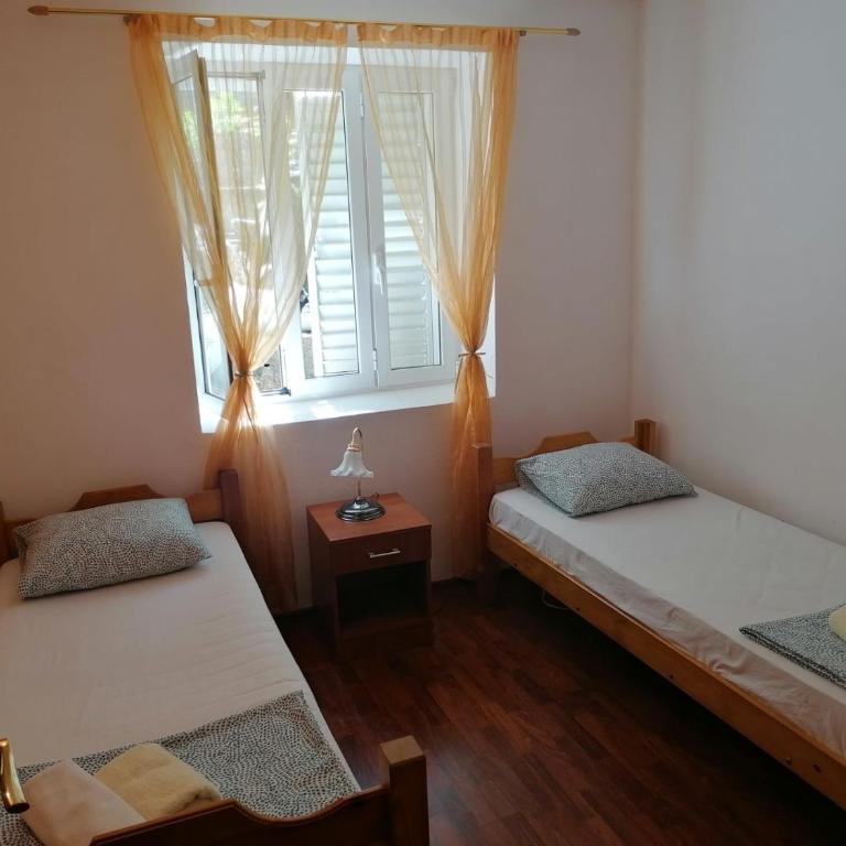 Apartmani Ljumović Budva - Apartman sa Pogledom na Vrt - 10