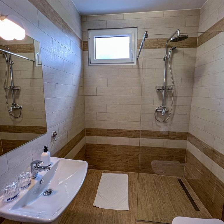 Happy Hill Rooms - Deluks Soba s Bračnim Krevetom i Pomoćnim Ležajem - 1