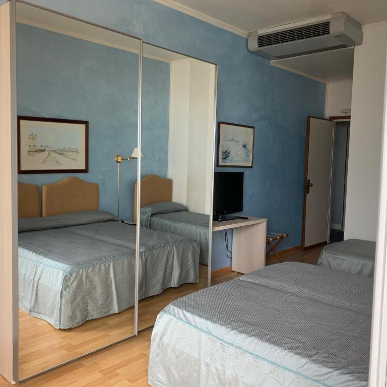 Hotel Universo - Camera Matrimoniale Standard con Letto Supplementare - 1
