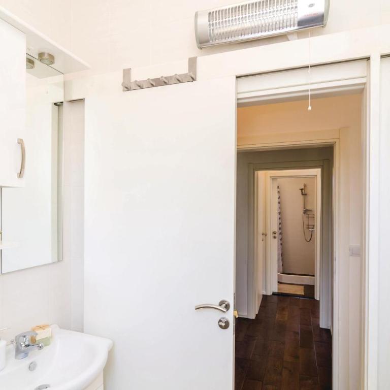Lovely Home In Radovici With Kitchen - Vikendica sa Tri Spavaće Sobe - 22