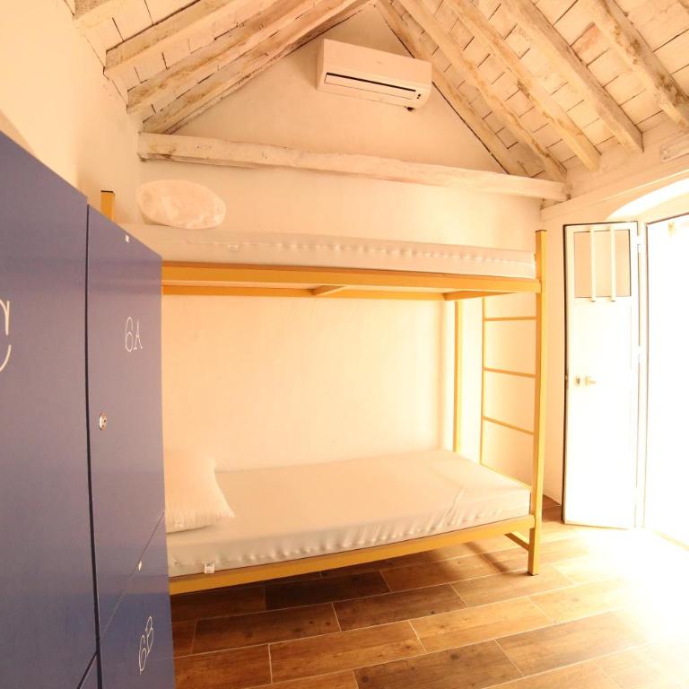 Wake up in Tarifa Hostel & Restaurant Lounge - Cama en habitación compartida mixta de 4 camas - 3