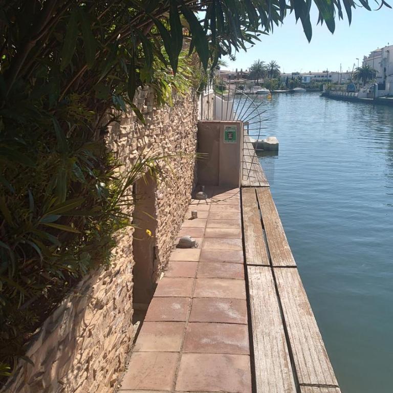 Villa Empuriabrava on main canal with 13 m private mooring, private pool, air con in all rooms, non-smoking - Villa de 3 dormitorios - 7