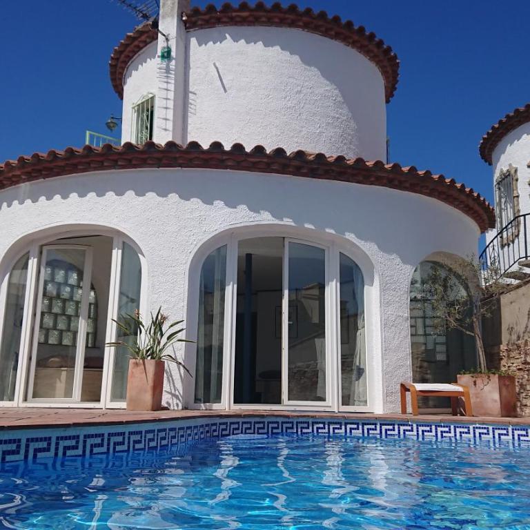 Villa Empuriabrava on main canal with 13 m private mooring, private pool, air con in all rooms, non-smoking - Villa de 3 dormitorios - 15