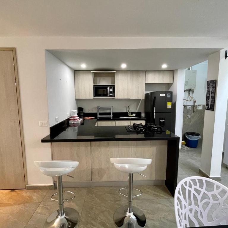 Apto Moderno, Ubicacion Perfecta, a media calle del Malecon y Embalse, a 8 min de la Piedra del Peñol - Apartamento de 2 dormitorios - 4