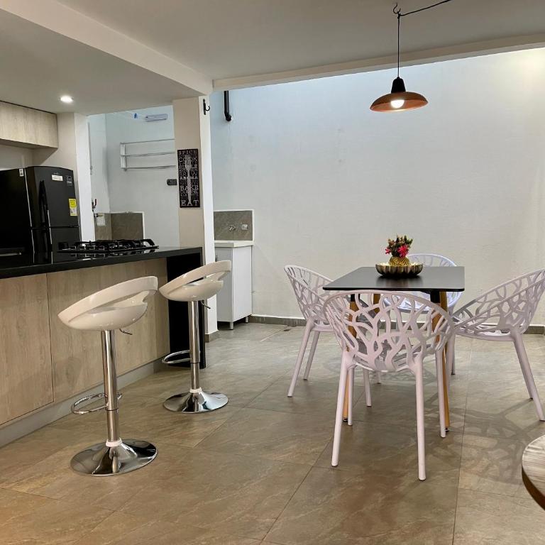 Apto Moderno, Ubicacion Perfecta, a media calle del Malecon y Embalse, a 8 min de la Piedra del Peñol - Apartamento de 2 dormitorios - 5