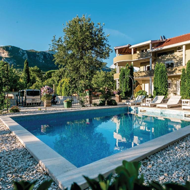 Pet Friendly Apartment In Herceg Novi - Four-Bedroom Apartment - 1