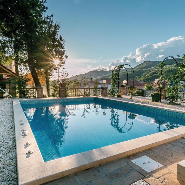 Pet Friendly Apartment In Herceg Novi - Four-Bedroom Apartment - 5
