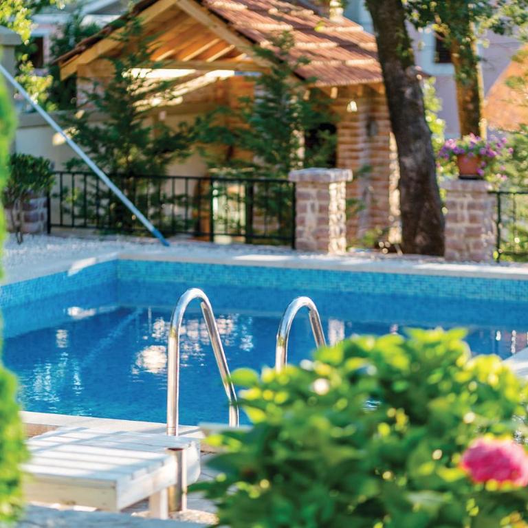 Pet Friendly Apartment In Herceg Novi - Four-Bedroom Apartment - 8