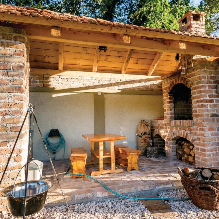 Pet Friendly Apartment In Herceg Novi - Four-Bedroom Apartment - 10