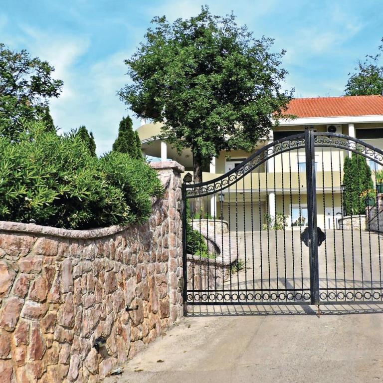 Pet Friendly Apartment In Herceg Novi - Four-Bedroom Apartment - 11