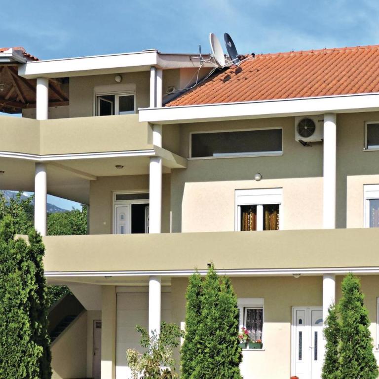 Pet Friendly Apartment In Herceg Novi - Four-Bedroom Apartment - 12