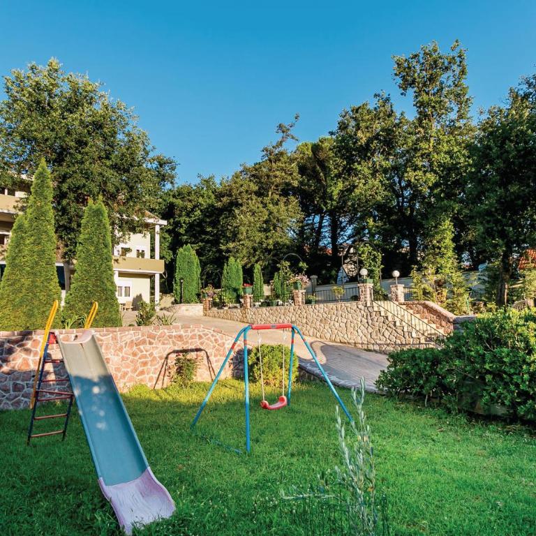 Pet Friendly Apartment In Herceg Novi - Four-Bedroom Apartment - 17