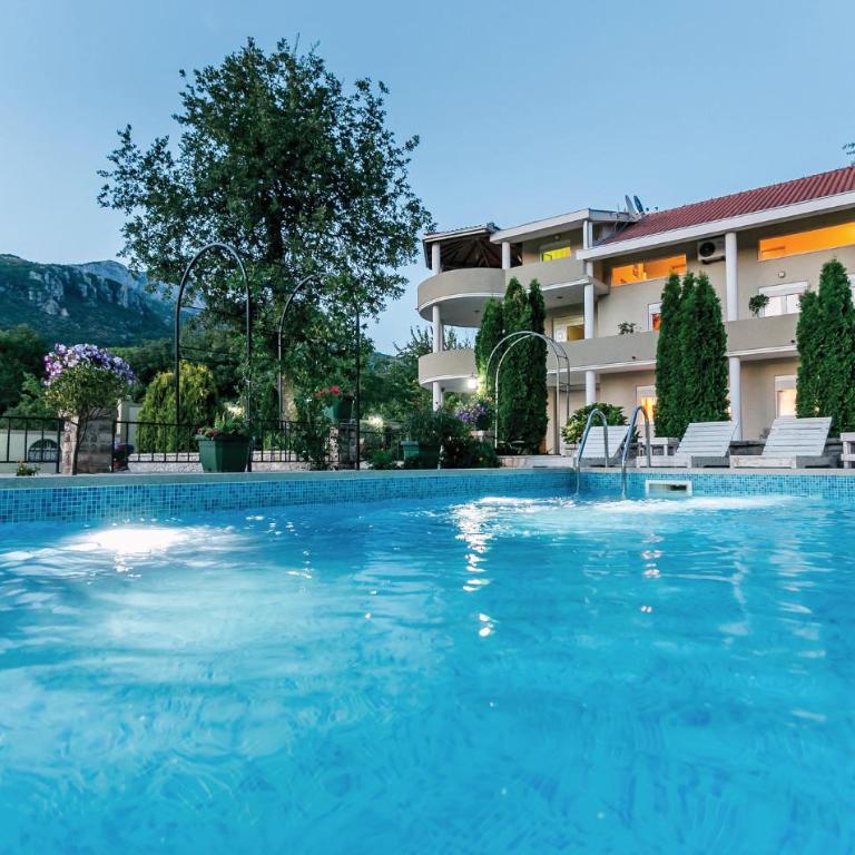 Pet Friendly Apartment In Herceg Novi - Four-Bedroom Apartment - 19
